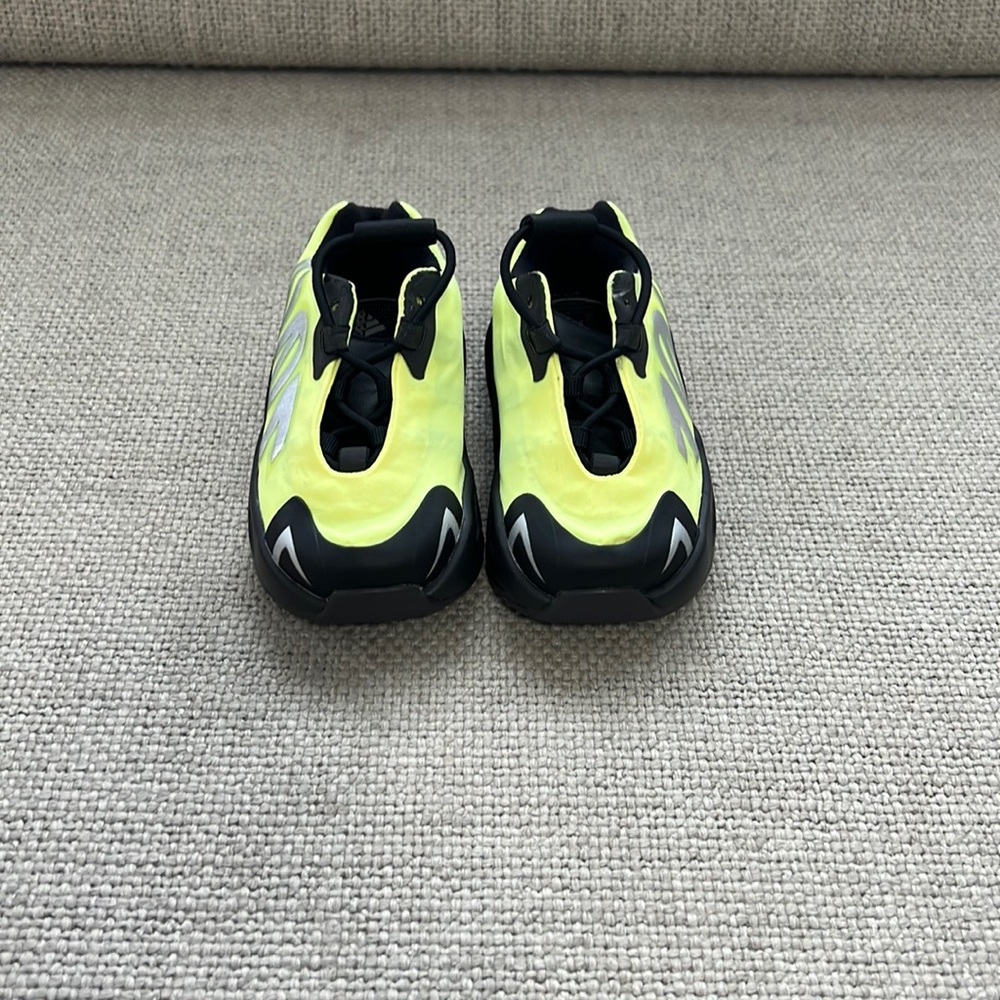 Yeezy Boost 700 MNVN “ Phosphor” Toddler size 5